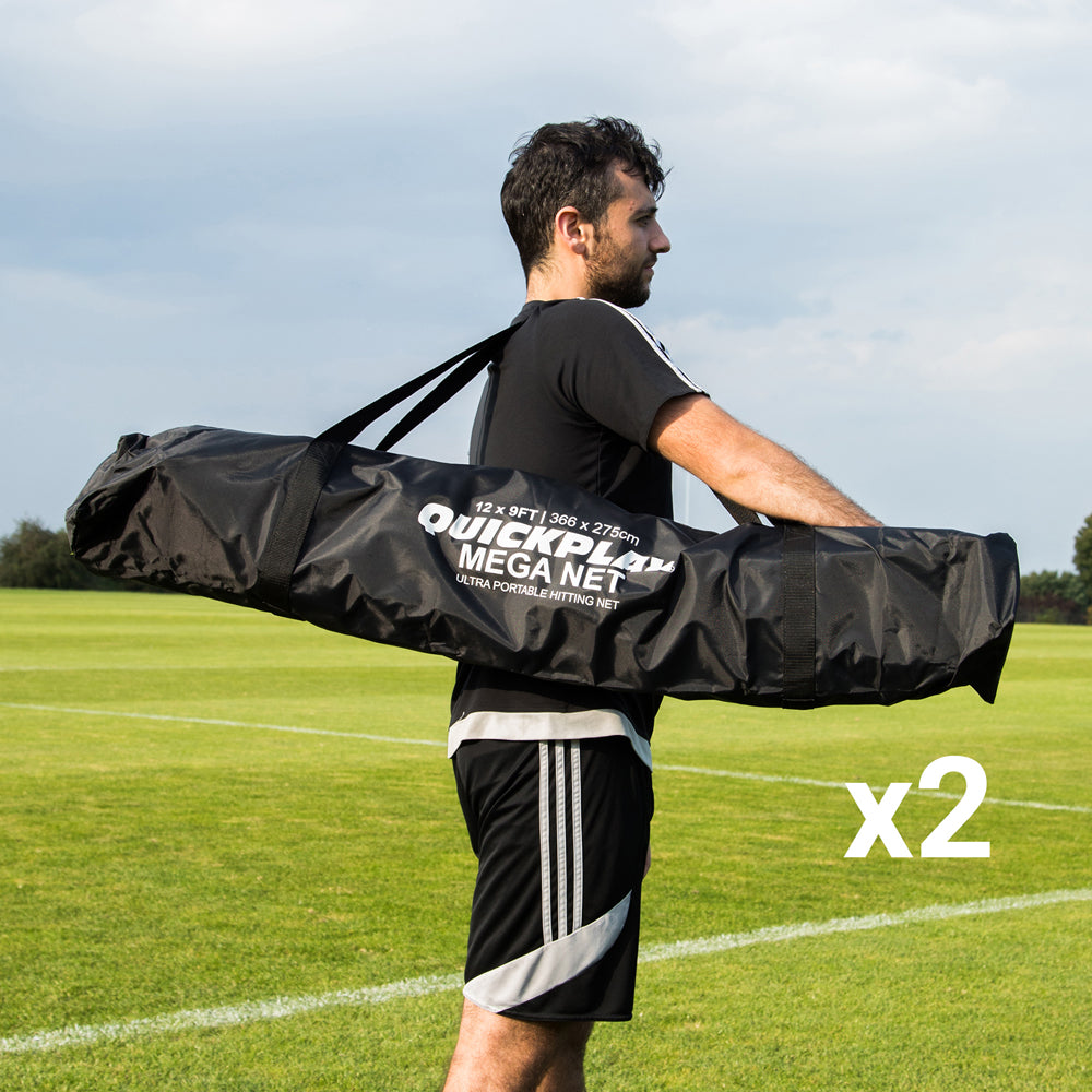 Homme portant sur l'épaule un sac de transport noir QUICKPLAY MEGA NET sur un terrain en herbe, avec le texte « x2 ».