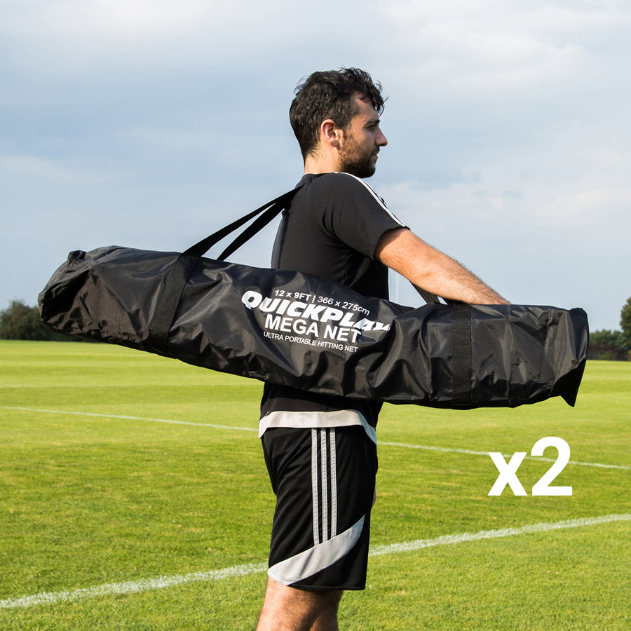 Homme portant sur l'épaule un sac de transport noir QUICKPLAY MEGA NET sur un terrain en herbe, avec le texte « x2 ».