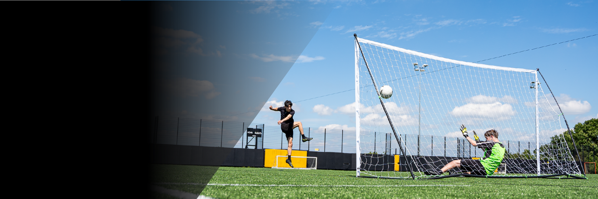 Footballeur qui marque dans un but KICKSTER Elite