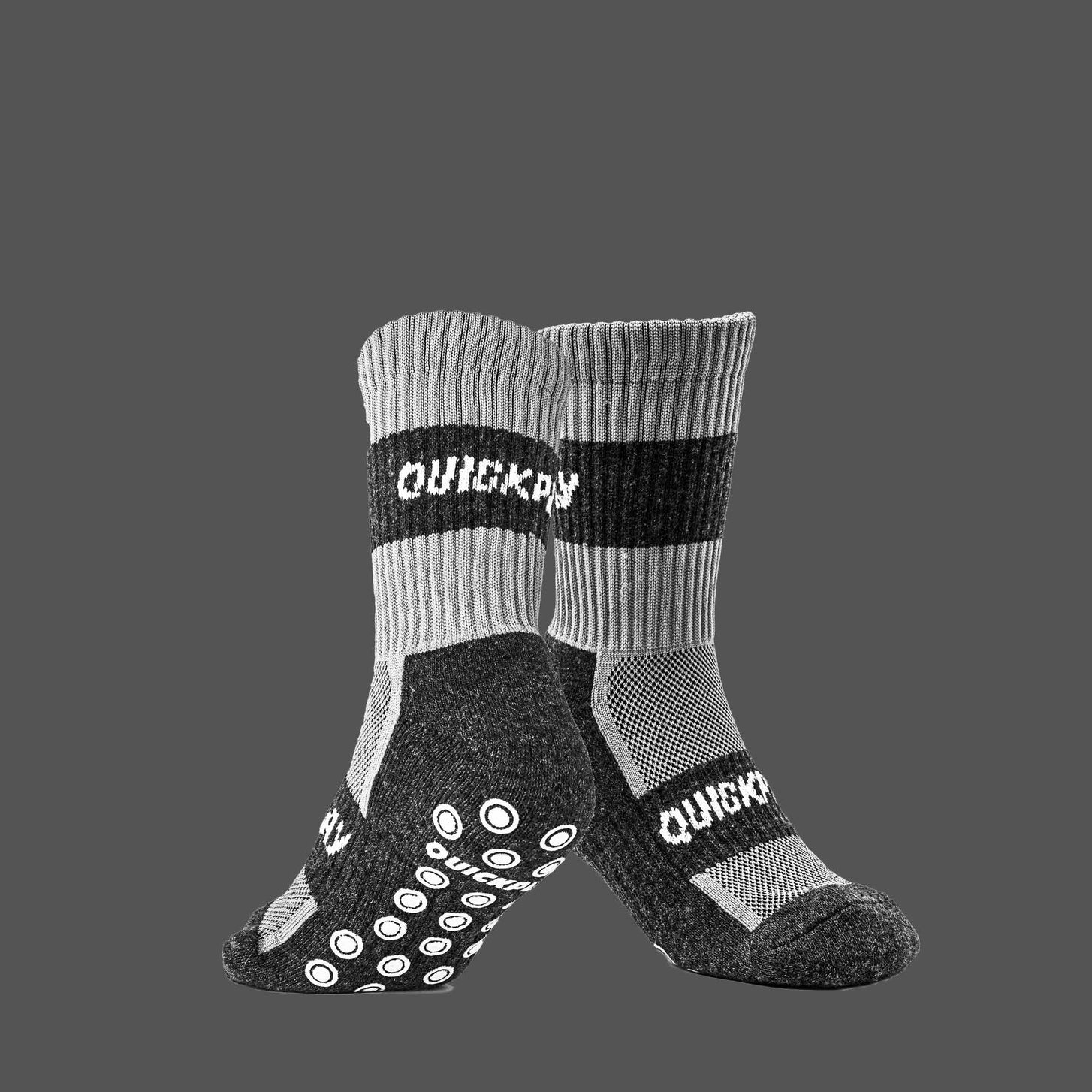 Paire de chaussettes grip QUICKPLAY gris clair et gris foncé à pastilles antidérapantes blanches, fournie avec le tapis d'entraînement pour la maîtrise du ballon.