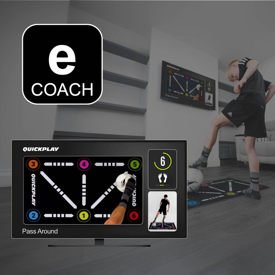 Visuel e COACH du tapis d'entraînement pour la maîtrise du ballon : écran de télévision affichant l'exercice « Pass Around », garçon s'entraînant sur le tapis.