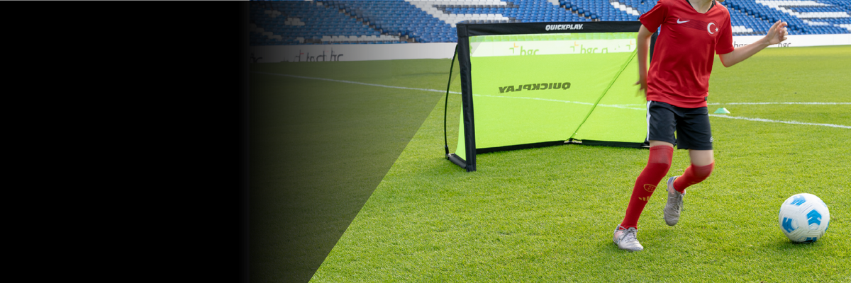 Jeune footballeur qui joue avec un but KICKSTER PRO