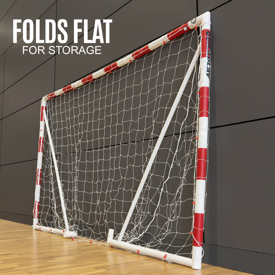 But de minihand Q-FOLD 240 x 170 cm plié à plat contre le mur d'une salle de sport, avec le texte « folds flat for storage ».