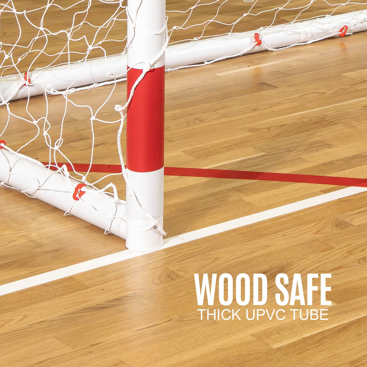Gros plan d'un poteau et de la barre de base du but de minihand Q-FOLD 240 x 170 cm sur un parquet, avec le texte « wood safe, thick uPVC tube ».