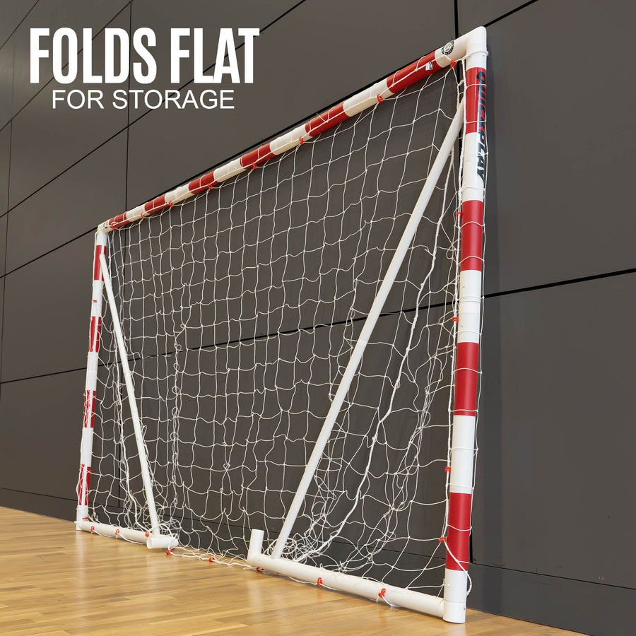 But de handball Q-FOLD 300 x 200 cm plié à plat contre le mur d'une salle de sport, avec le texte « Folds flat for storage ».