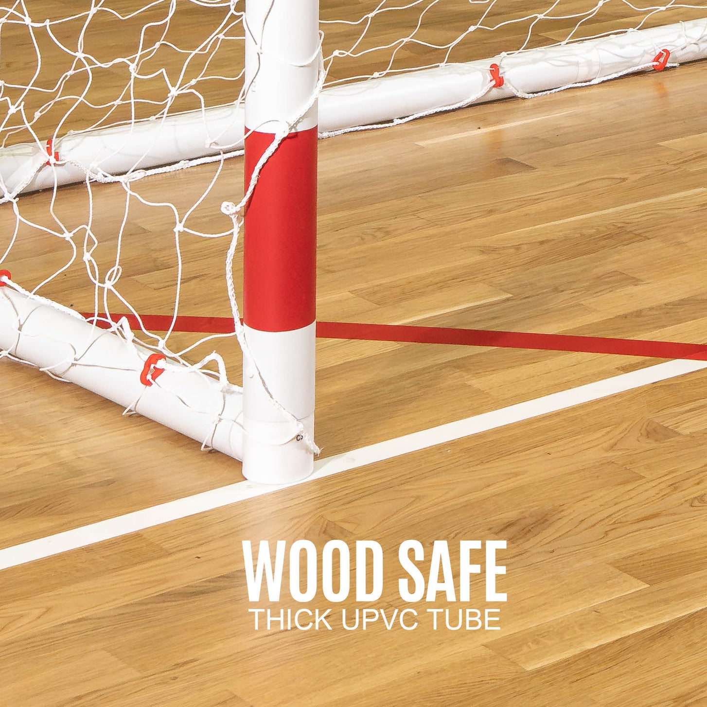 Gros plan d'un poteau rouge et blanc du but de handball Q-FOLD 300 x 200 cm sur un parquet, avec le texte « Wood safe, thick uPVC tube ».