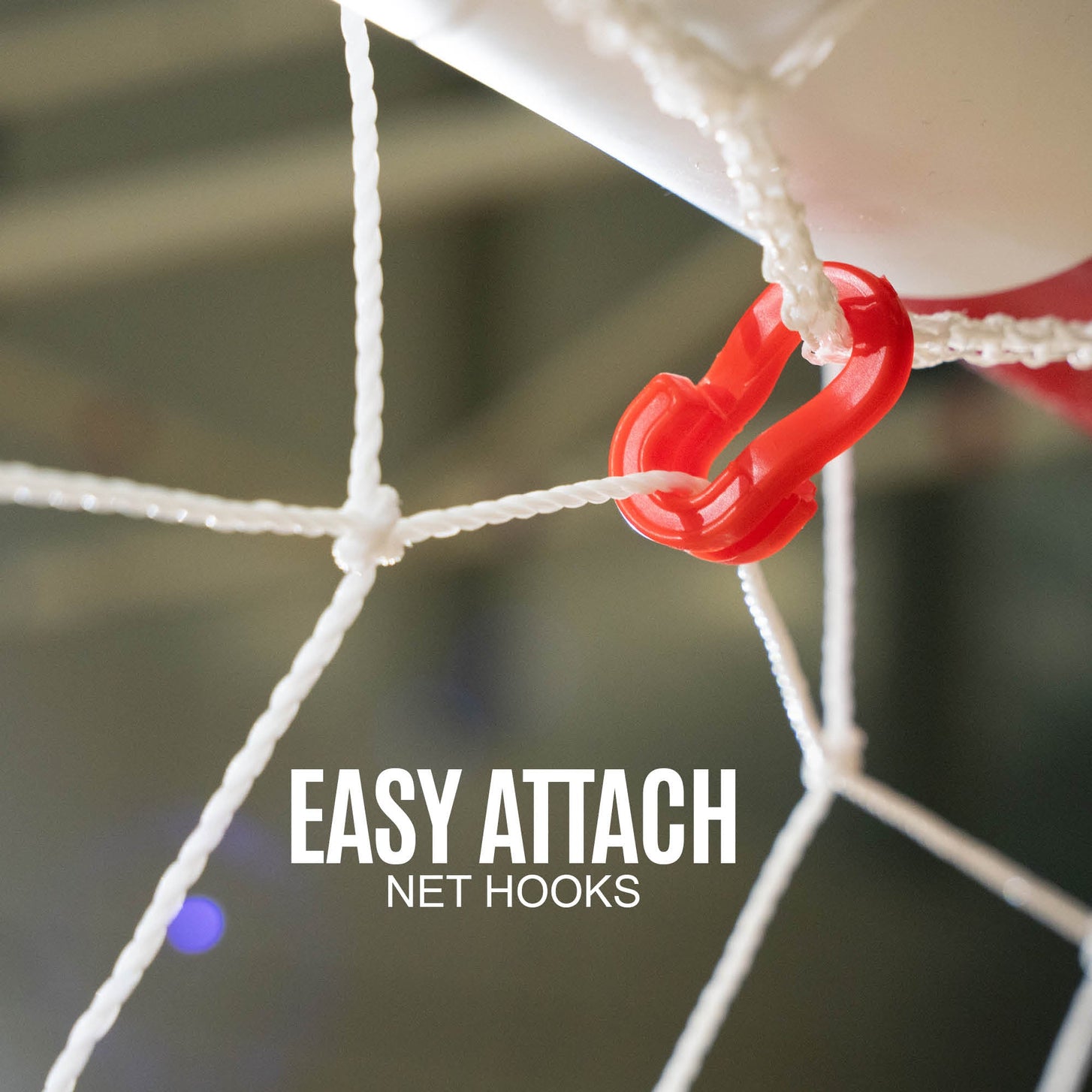 Gros plan d'un crochet de filet rouge sur le cadre blanc du but de handball Q-FOLD 300 x 200 cm, avec le texte « Easy attach net hooks ».