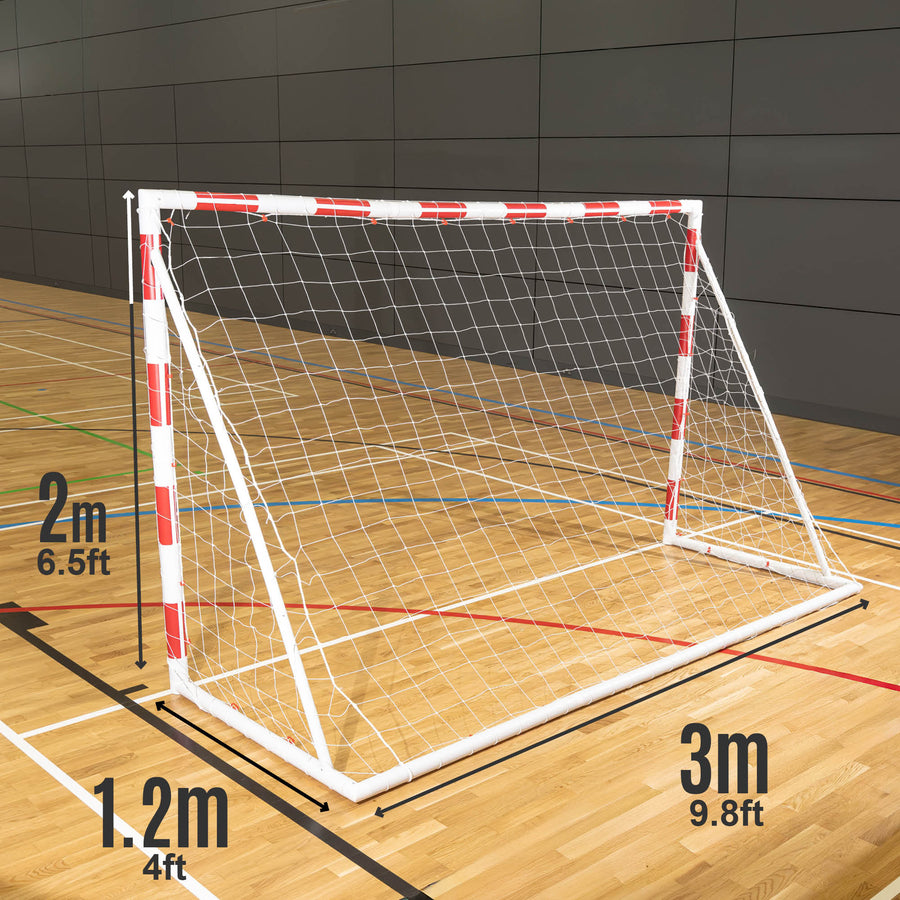 Tableau des dimensions du but de handball Q-FOLD 300 x 200 cm dans une salle de sport : 300 cm de large, 200 cm de haut et 120 cm de profondeur.