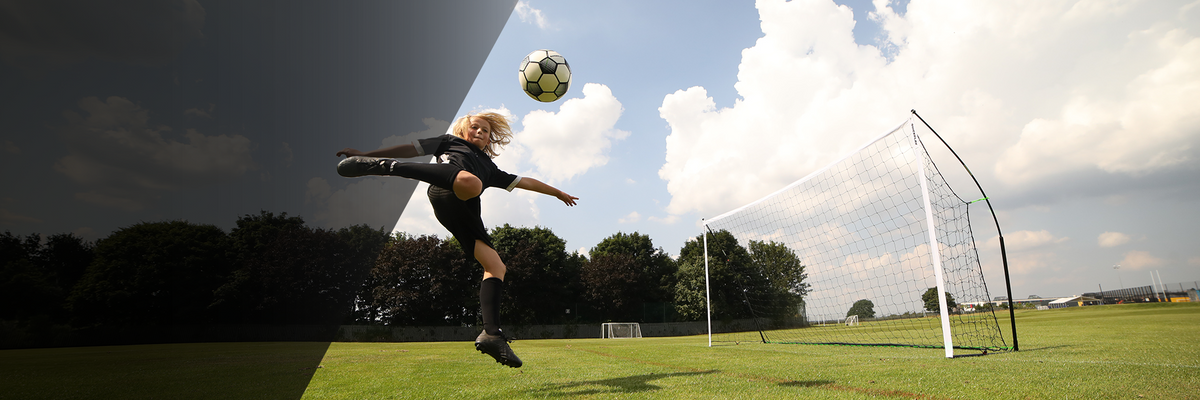 Footballeur qui tire sur un but KICKSTER