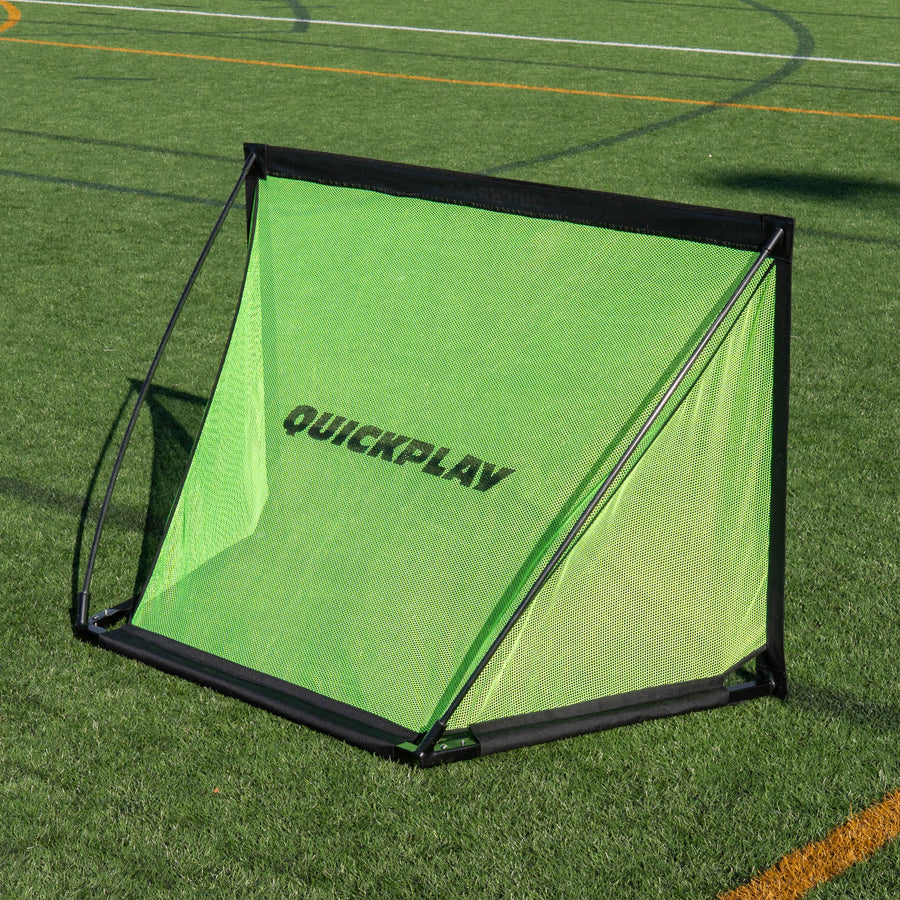 But KICKSTER PRO 150 x 100 cm vu de face en plongée, montrant le logo QUICKPLAY sur son filet arrière vert.