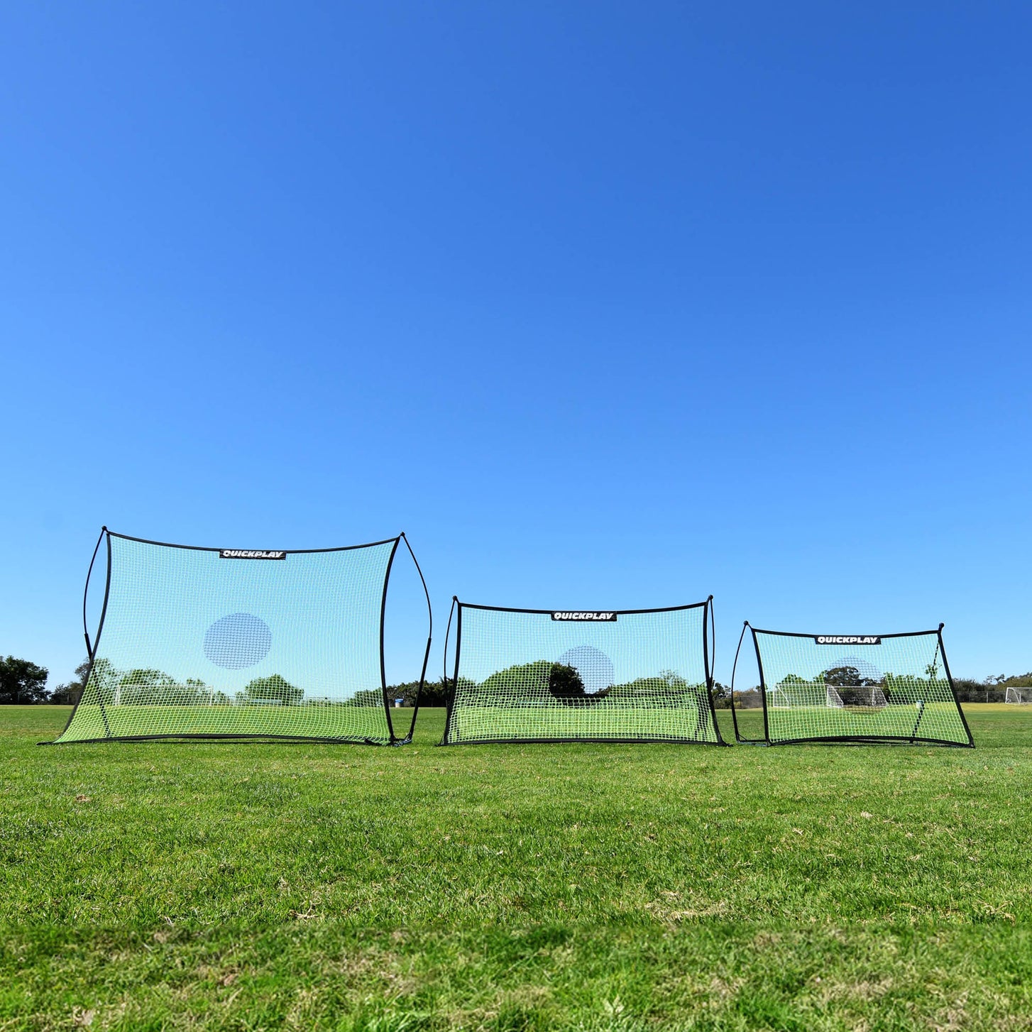 TEKKERS Net XL 240 x 180 cm présenté avec deux autres tailles de TEKKERS Net, alignés sur l'herbe.