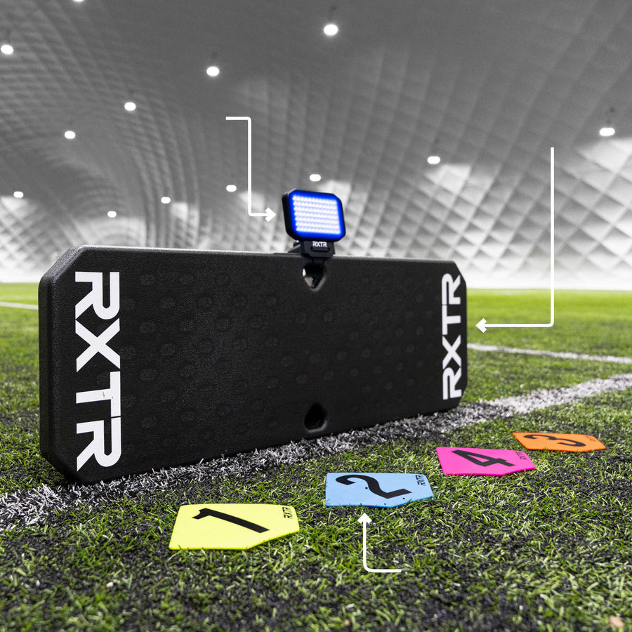 Rebondisseur de football RXTR Pro Coach avec une lumière bleue, et des flèches vers la lumière, l'extrémité de la planche et les marqueurs de sol 1 à 4.