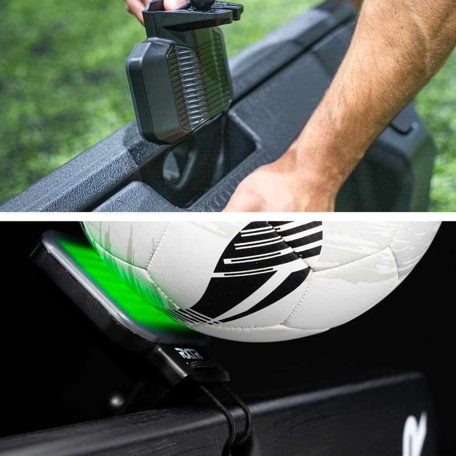 Gros plans RXTR Pro Coach : une main insère un support de lumière dans une planche noire, et un ballon touche une lumière verte.