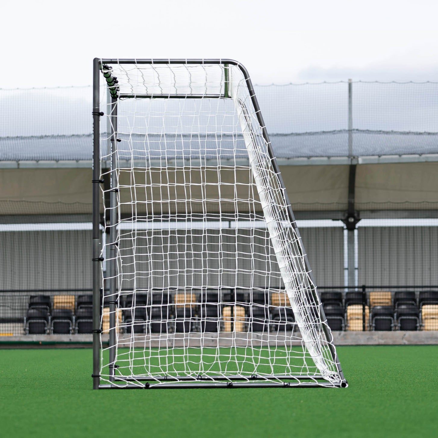 But de futsal GS Series 300 x 200 cm vu de côté, montrant la profondeur du cadre et du filet.