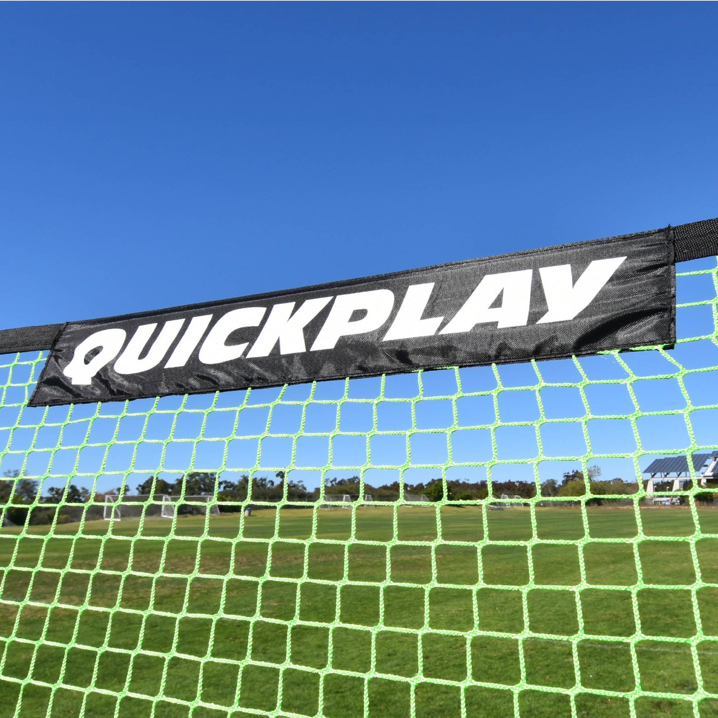 Gros plan de la bande noire QUICKPLAY en haut du filet vert du TEKKERS Net 150 x 100 cm.