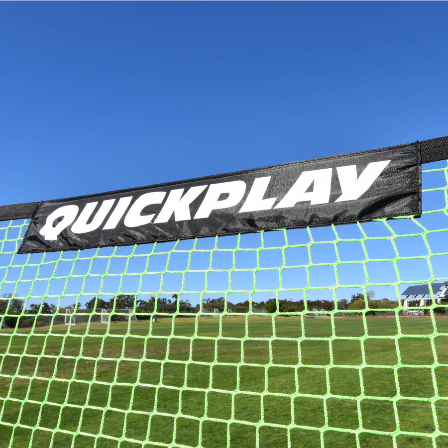 Gros plan de la bande noire QUICKPLAY en haut du filet vert du TEKKERS Net 150 x 100 cm.