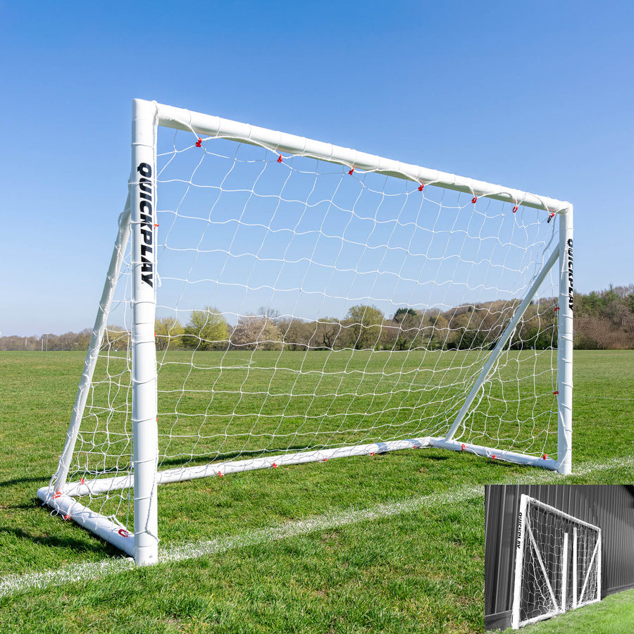 But de football pliable Q-FOLD 240 x 150 cm installé sur un terrain en herbe, avec un petit encart du but plié à plat.
