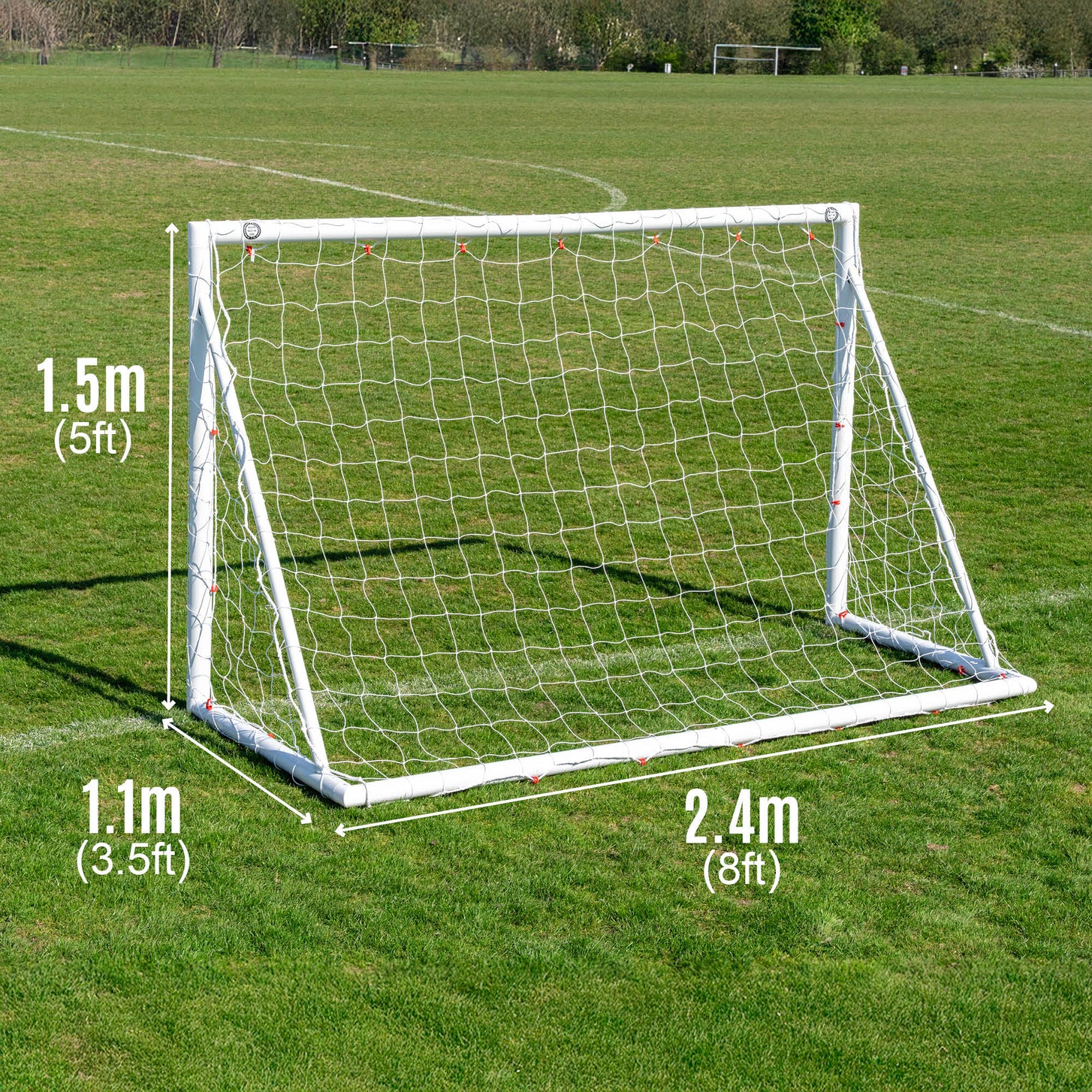 Tableau des dimensions du but de football Q-FOLD 240 x 150 cm sur l'herbe : 240 cm de large, 150 cm de haut, 110 cm de profondeur.