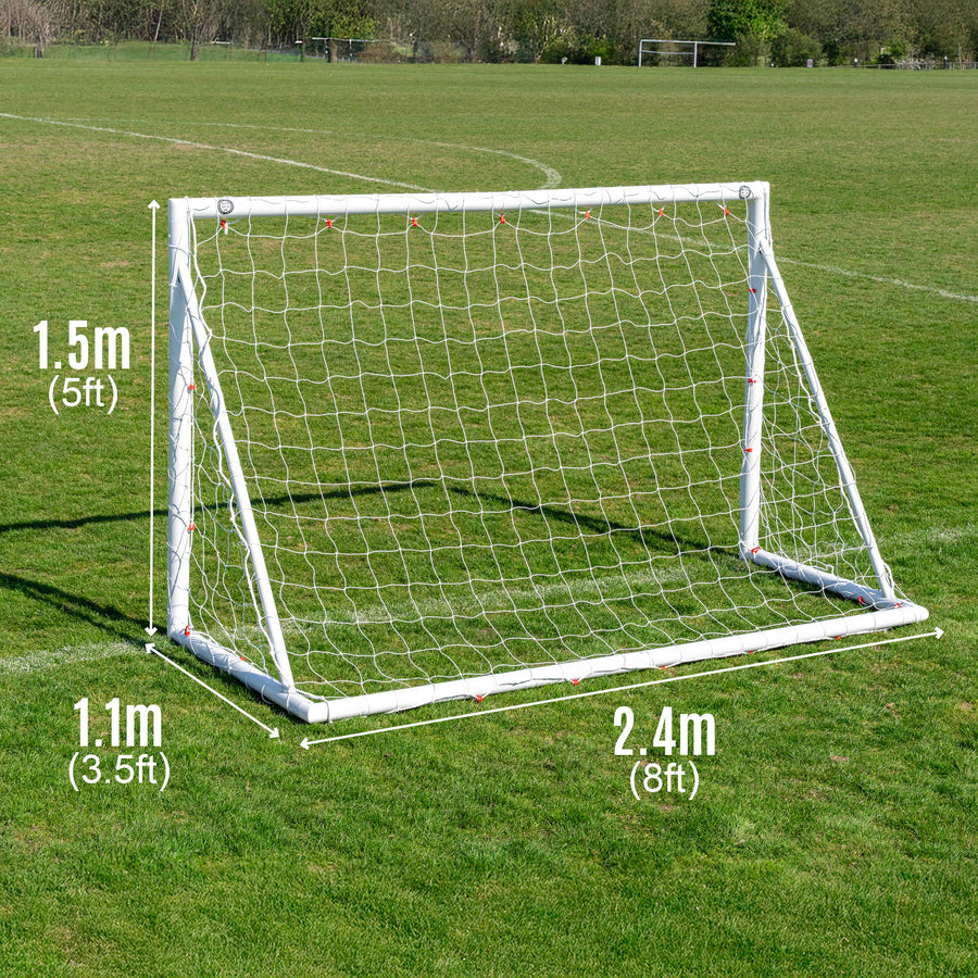 Tableau des dimensions du but de football Q-FOLD 240 x 150 cm sur l'herbe : 240 cm de large, 150 cm de haut, 110 cm de profondeur.