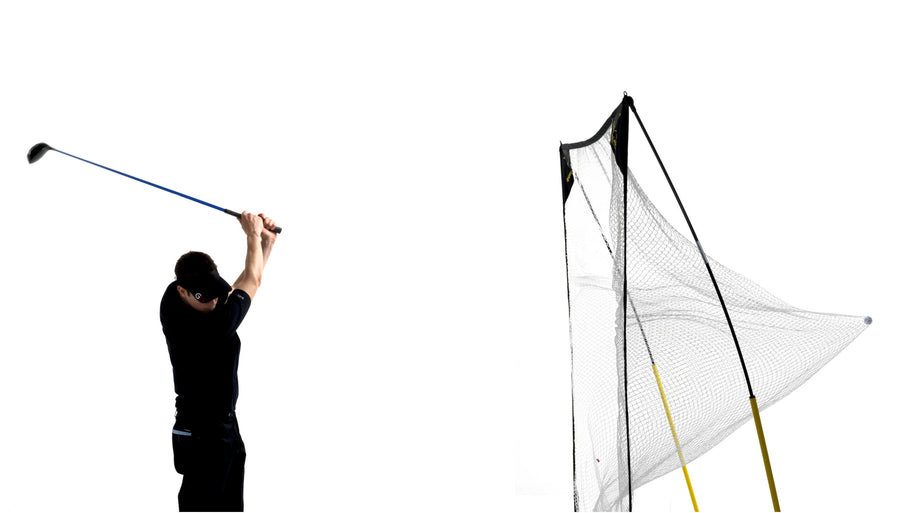 Golfeur effectuant un swing au driver à côté du filet de golf QUICK-HIT, une balle tendant le filet, sur fond blanc.