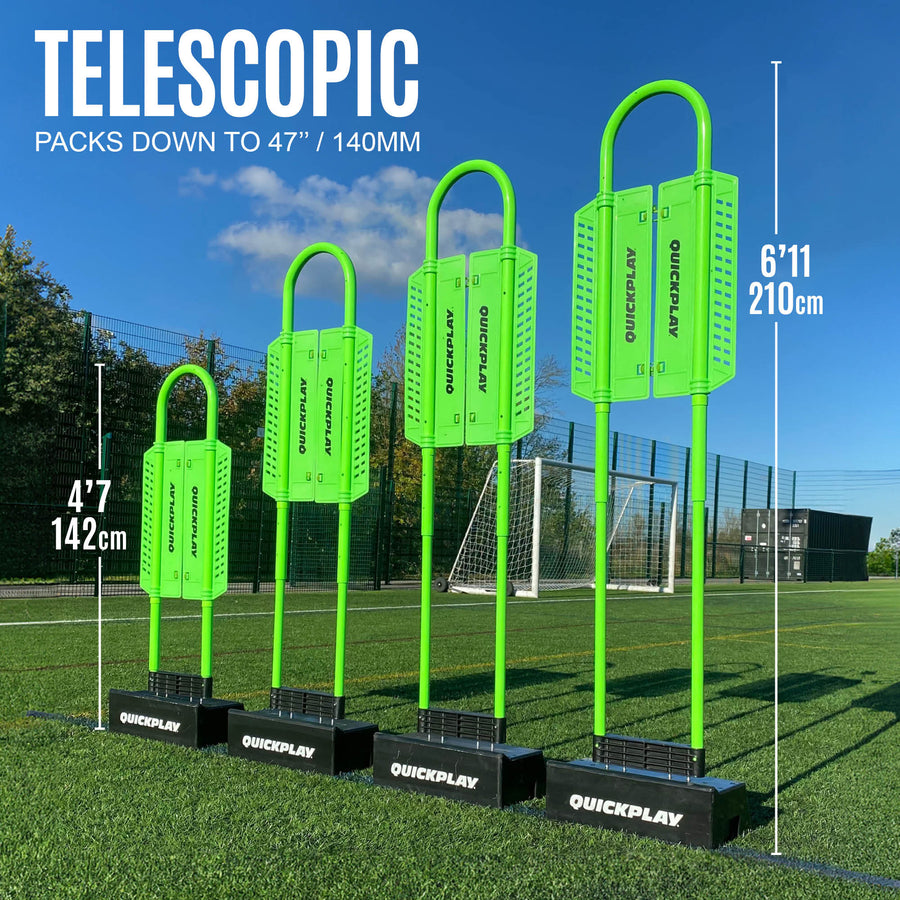 Mannequin défenseur REPLAY avec base Block, visuel télescopique : quatre mannequins dans des bases, réglés à des hauteurs de 142 cm à 210 cm.