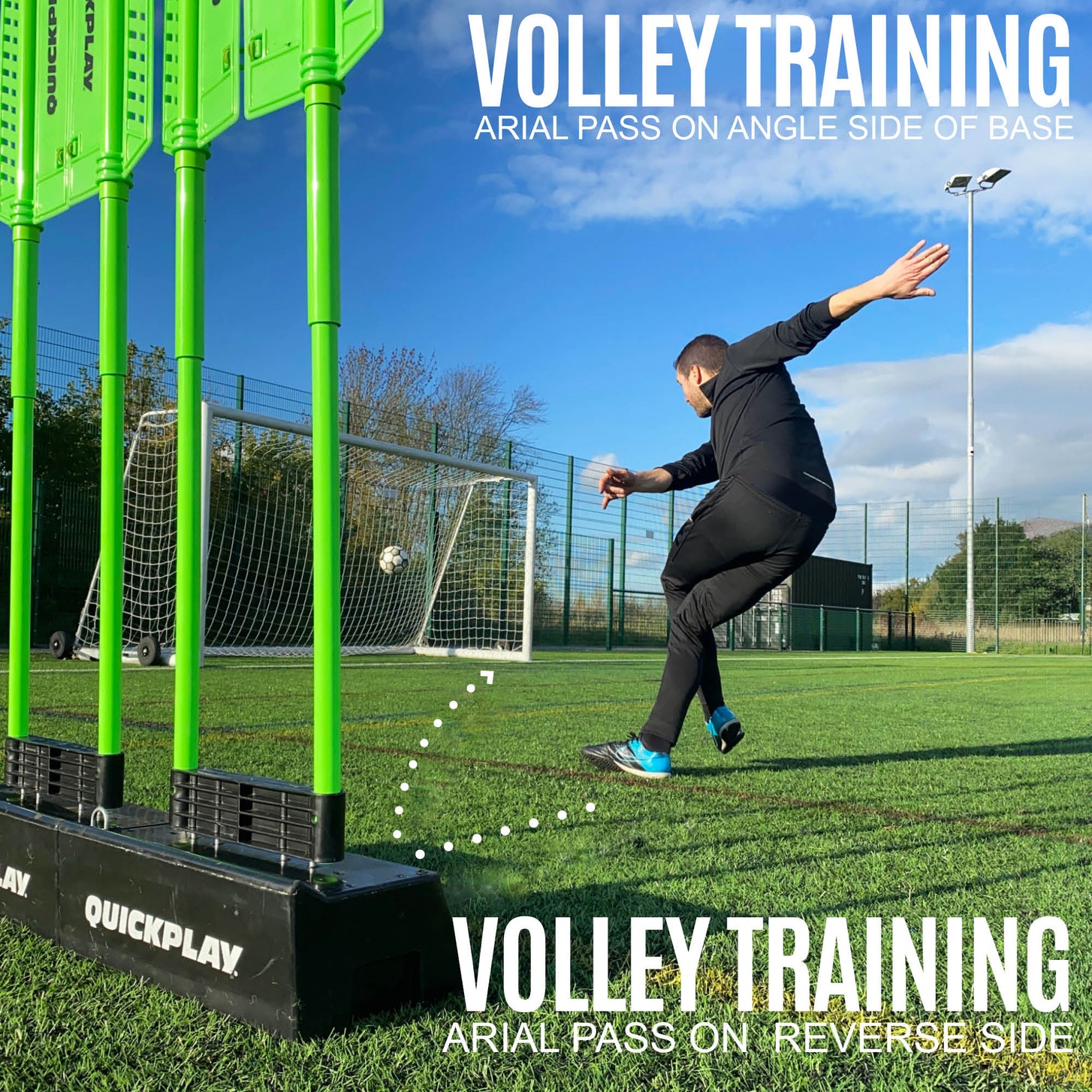 Mannequin défenseur REPLAY avec base Block, visuel d'entraînement à la volée : un joueur reprend vers un but un ballon renvoyé par les bases, trajectoire en pointillés.