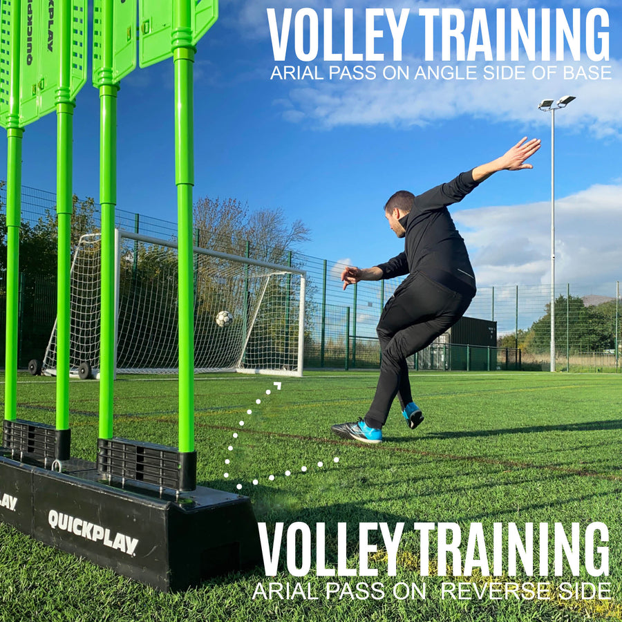 Mannequin défenseur REPLAY avec base Block, visuel d'entraînement à la volée : un joueur reprend vers un but un ballon renvoyé par les bases, trajectoire en pointillés.