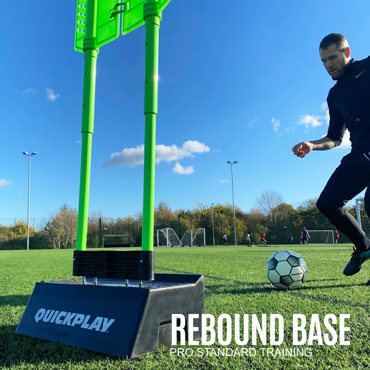 Mannequin défenseur REPLAY avec base Block, visuel de la base de rebond : un joueur joue un ballon contre une base noire qui tient un mannequin vert.
