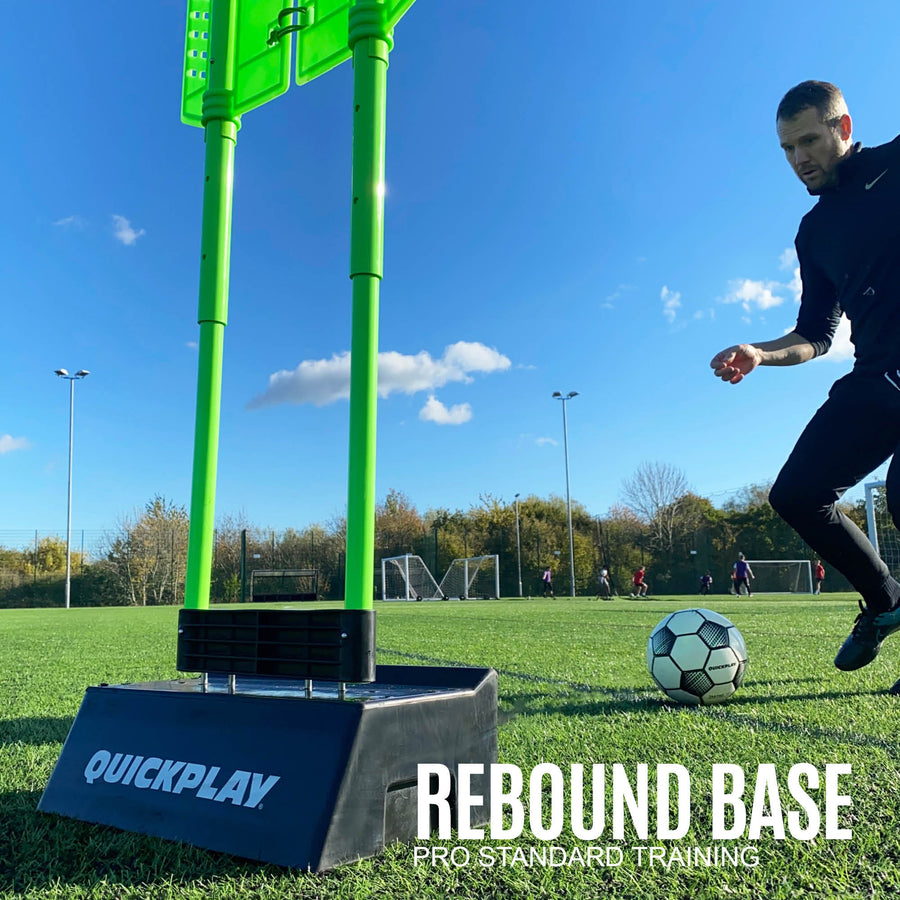 Mannequin défenseur REPLAY avec base Block, visuel de la base de rebond : un joueur joue un ballon contre une base noire qui tient un mannequin vert.