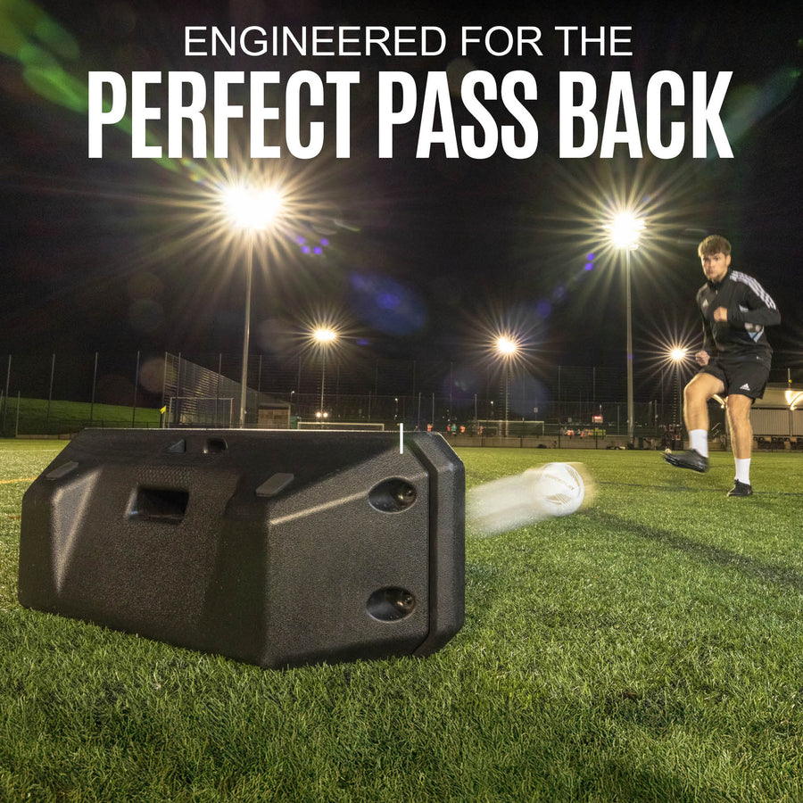 Visuel REPLAY Boombox, « Engineered for the perfect pass back » : joueur lui faisant une passe sur un terrain éclairé par des projecteurs, de nuit.