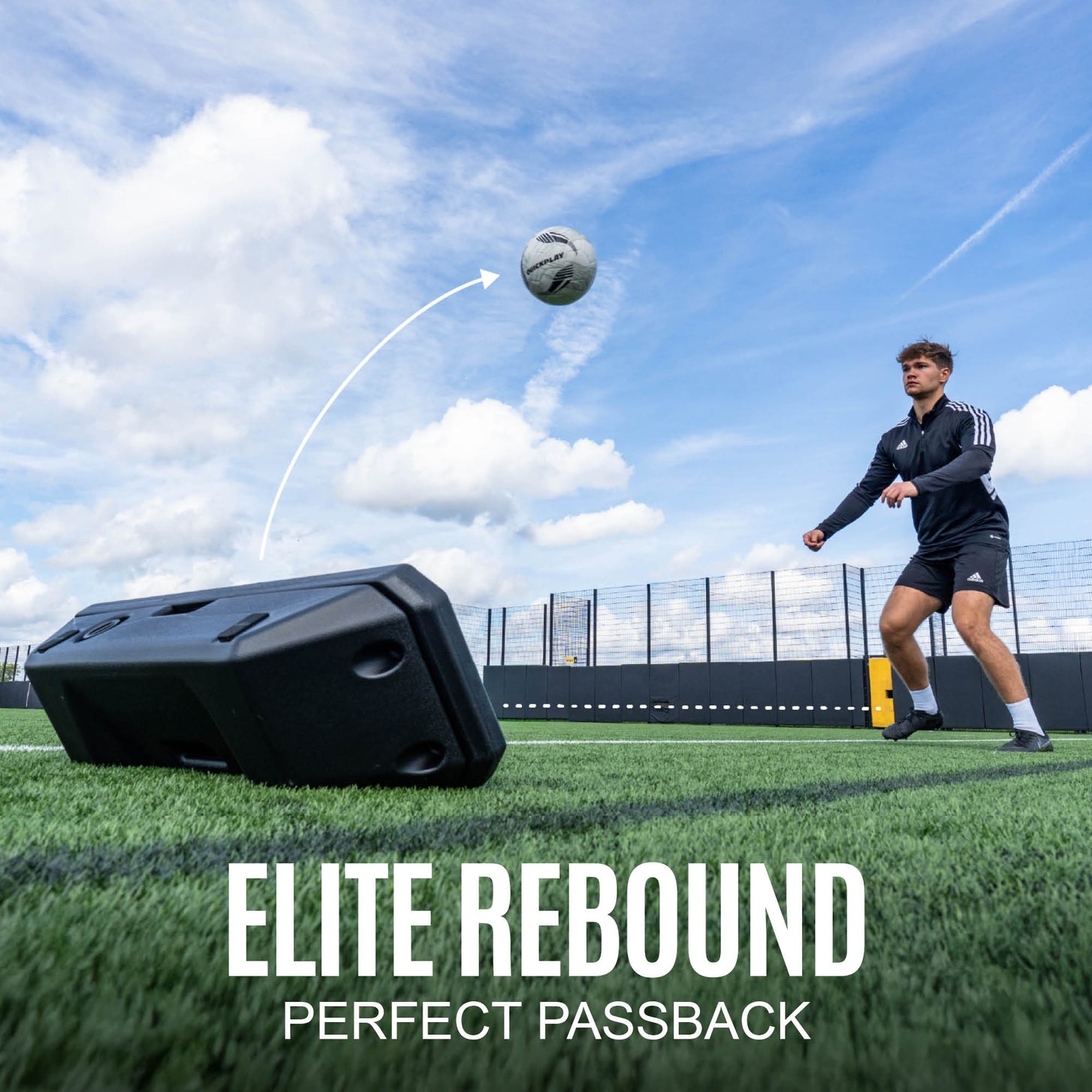 Visuel REPLAY Boombox, « Elite rebound, perfect passback » : un ballon s'élève depuis son côté incliné vers un joueur.