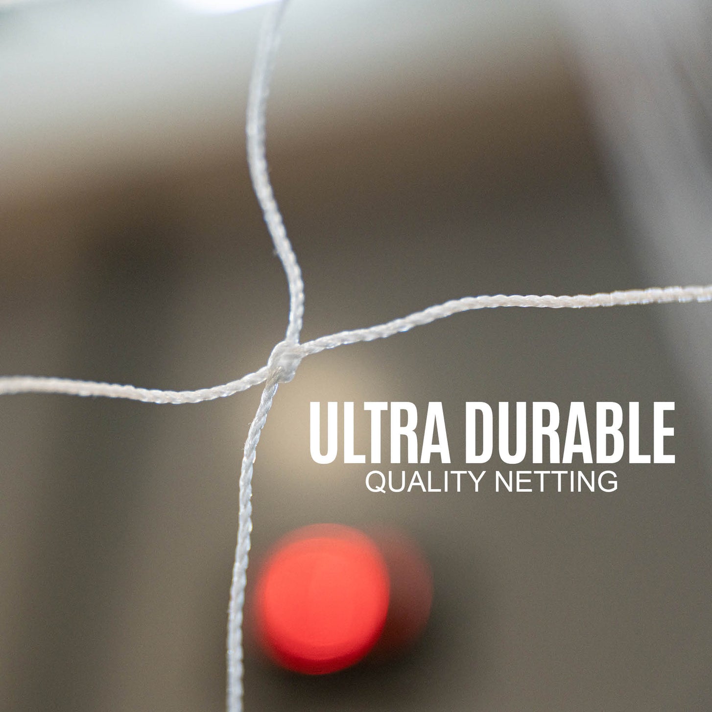 Gros plan du filet du but de minihand transportable 240 x 170 cm, montrant un nœud blanc, avec le texte « ultra durable quality netting ».