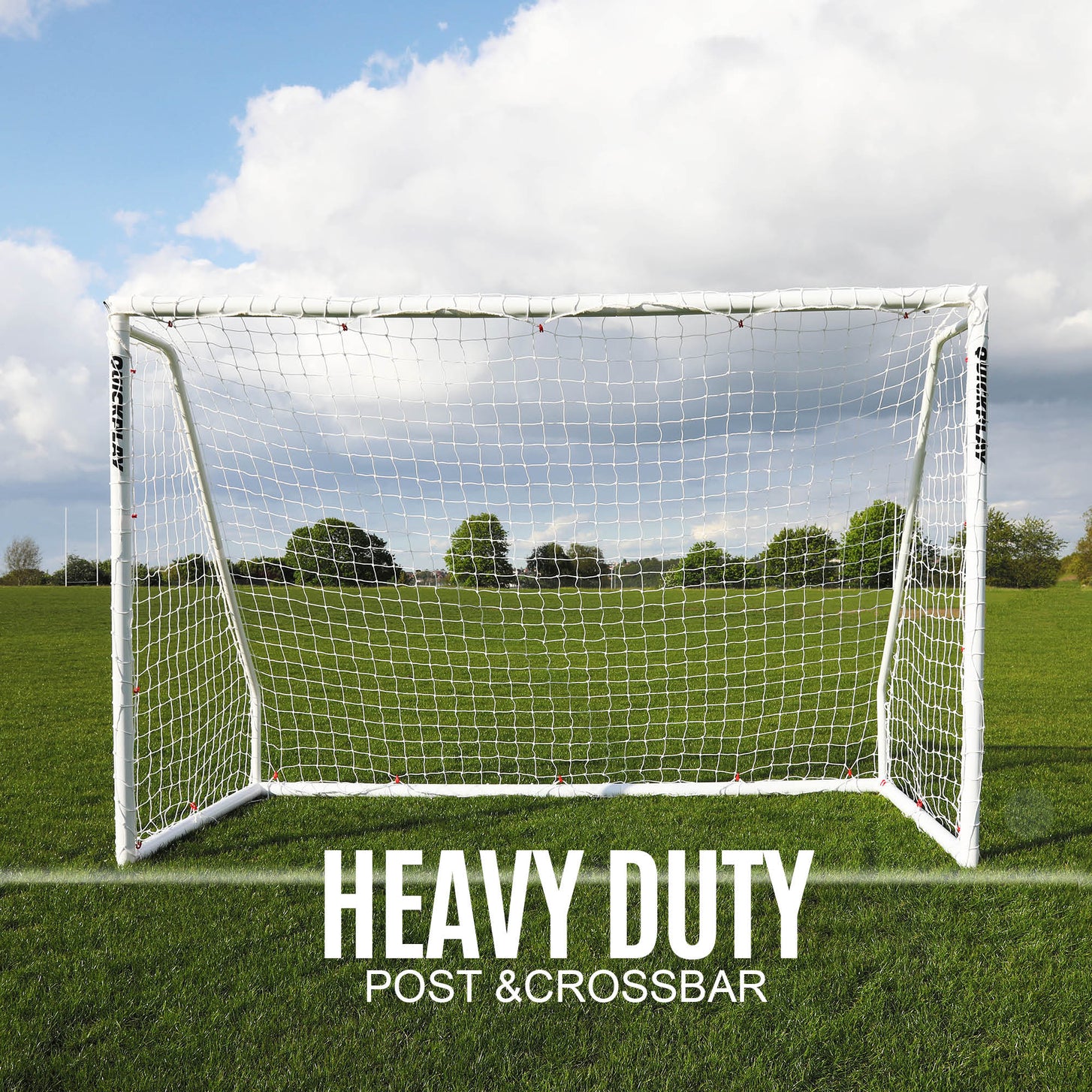 But Q-FOLD Match 300 x 200 cm vu de face, sur l'herbe, avec le texte « Heavy duty post & crossbar ».