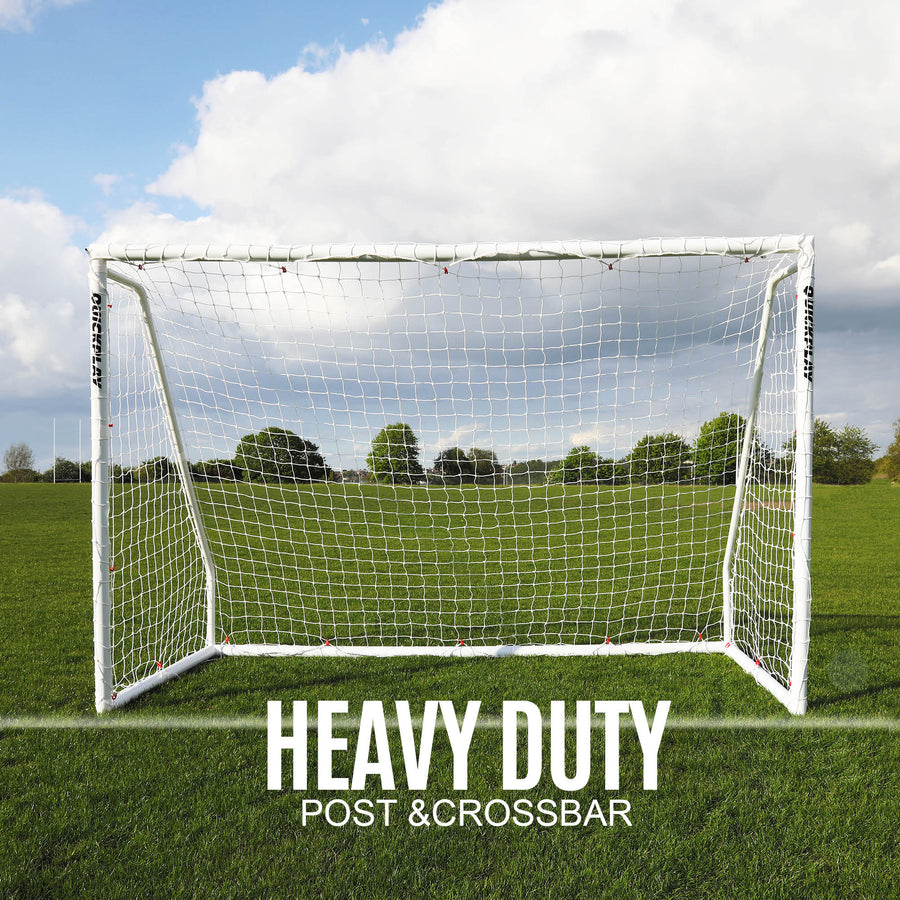 But Q-FOLD Match 300 x 200 cm vu de face, sur l'herbe, avec le texte « Heavy duty post & crossbar ».