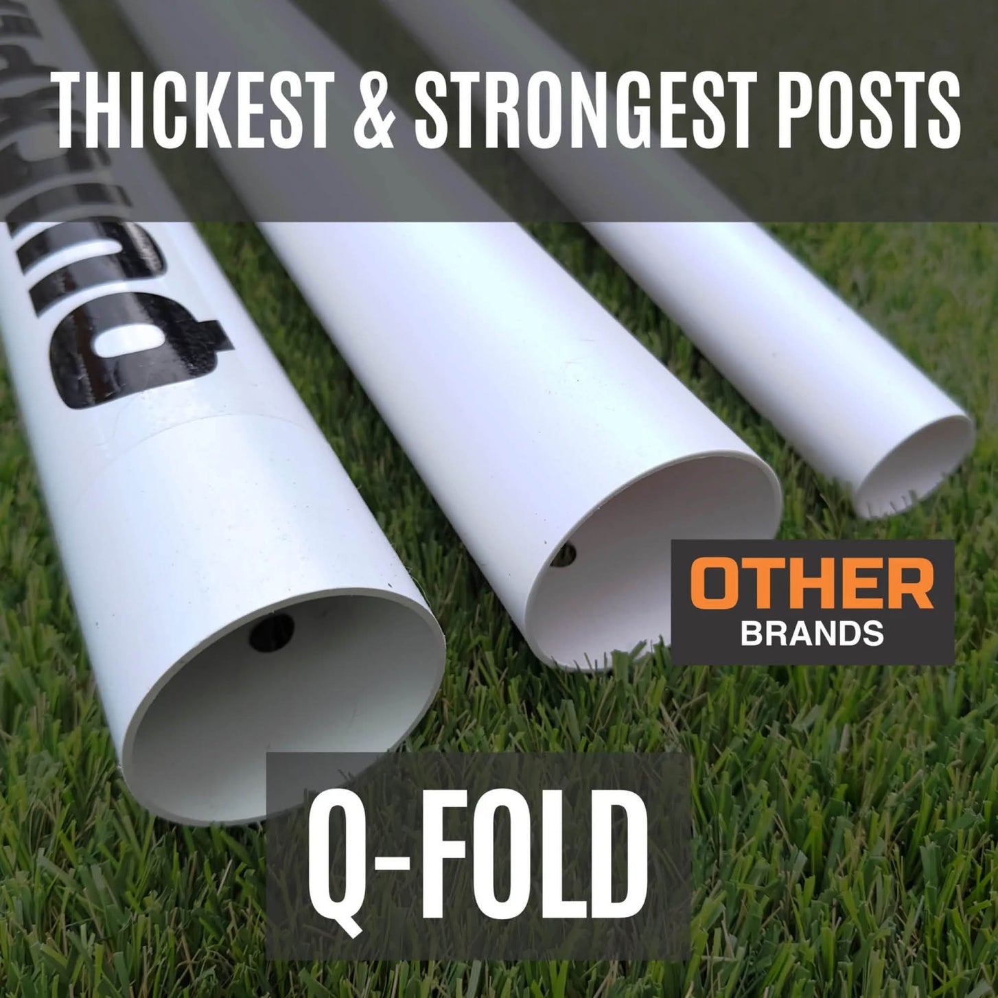 Visuel comparatif du but Q-FOLD Match 300 x 200 cm : une extrémité de poteau Q-FOLD blanche et épaisse à côté de poteaux plus fins marqués « Other brands ».