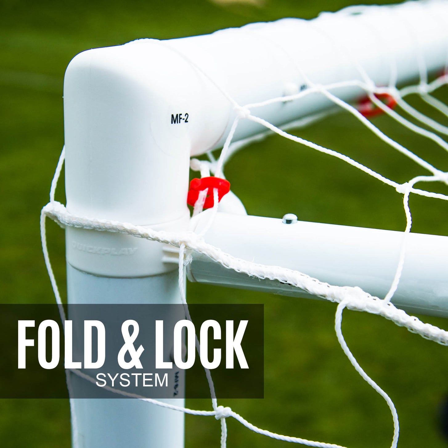 Gros plan d'une jonction d'angle blanche avec un clip de filet rouge du but Q-FOLD Match 300 x 200 cm, avec le texte « Fold & lock system ».