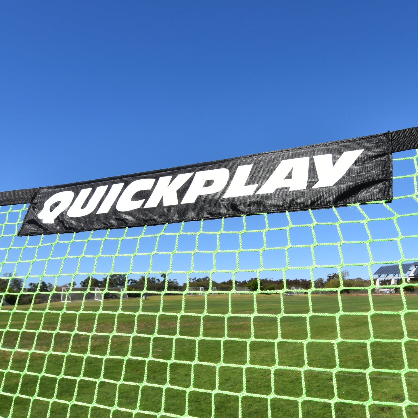 Gros plan du bandeau noir QUICKPLAY le long du haut du filet vert du TEKKERS Trainer.